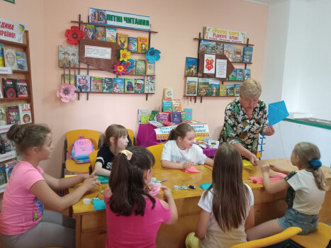 Книжки читали й повітряних зміїв запускали