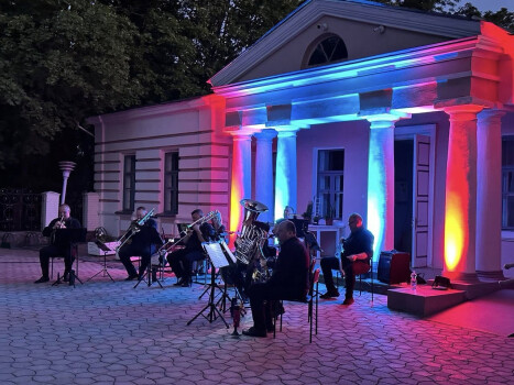 Звуки музики під вечірнім небом