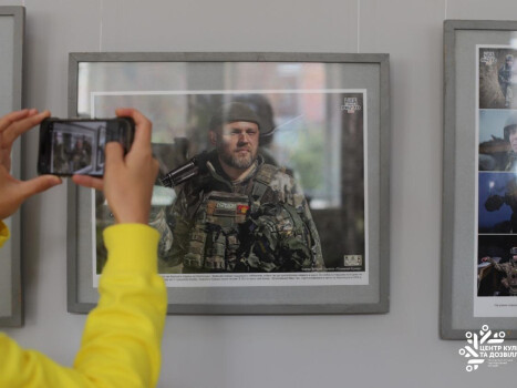 До Дня захисників і захисниць України у ЦКД відкрилась виставка лауреатів 11-го Міжнародного конкурсу репортерської фотографії LIFE PRESS PHOTO 2025