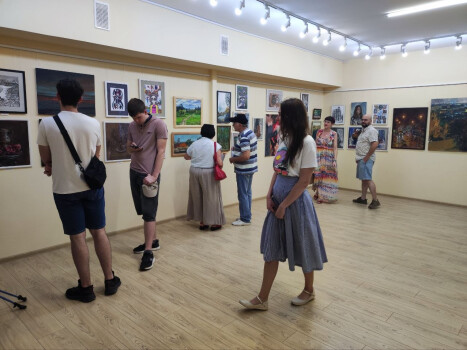 Виставка дитячих робіт «Кольорова симфонія» арт-студії «Художник»